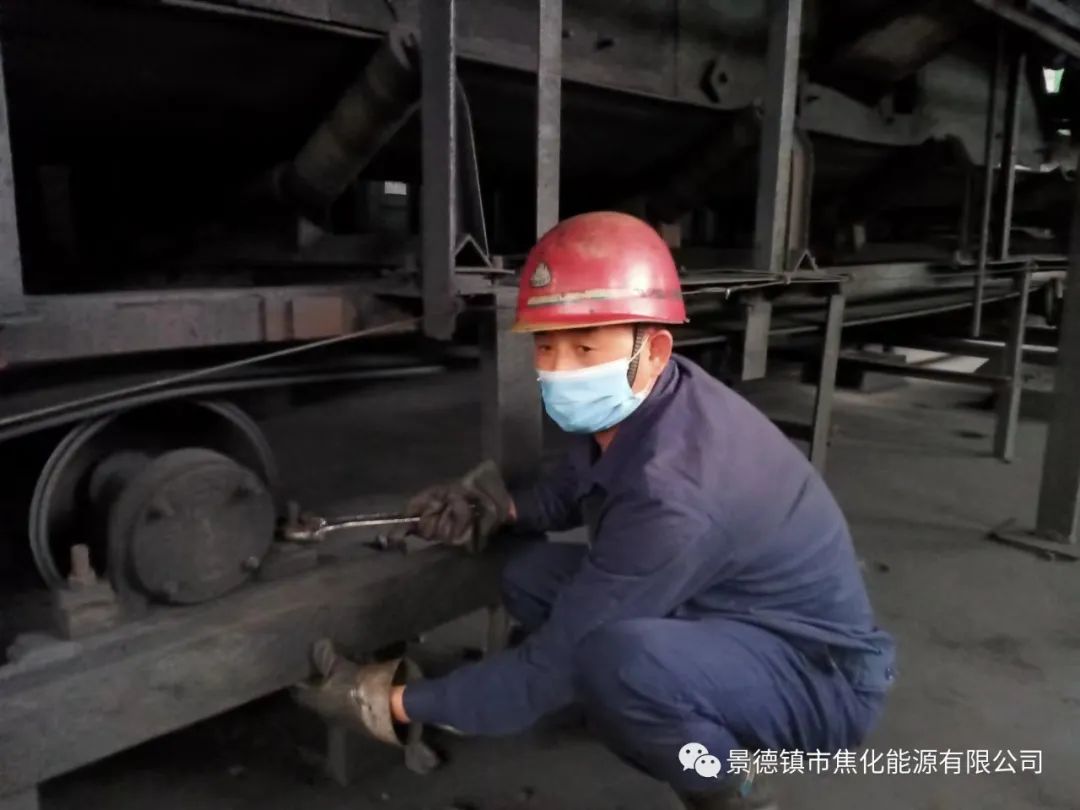 “老線這邊人手不夠，你們那邊有誰(shuí)可以過(guò)來(lái)支援？”“好的，我馬上來(lái)?！甭?tīng)到這個(gè)消息時(shí)，羅國(guó)安剛剛結(jié)束新線的維修工作，但他二話不說(shuō)，立即拿起維修包，投入到老線的維修工作當(dāng)中。每天工作10小時(shí)以上已經(jīng)成為抗疫期間的常態(tài)，雖然身體很疲憊，但是他沒(méi)有任何怨言，“確實(shí)很辛苦、很累，但現(xiàn)在正是特殊時(shí)期，只有保障公司生產(chǎn)經(jīng)營(yíng)“不斷檔”，我們生活才能“不斷線”，恰恰我所在的運(yùn)輸廠就是承擔(dān)著焦炭煤炭運(yùn)輸?shù)闹匾氊?zé)，所以我更應(yīng)該恪盡職守，保障好這些設(shè)備的穩(wěn)定運(yùn)行?！?jpg